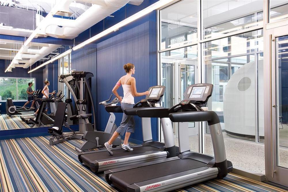 Aloft Montreal Airport 3*
