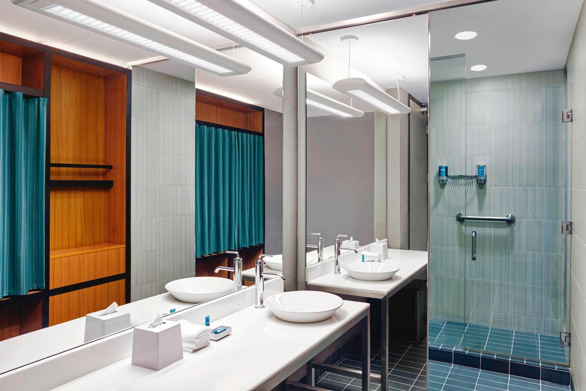 Aloft Montreal Airport Hotel 3*