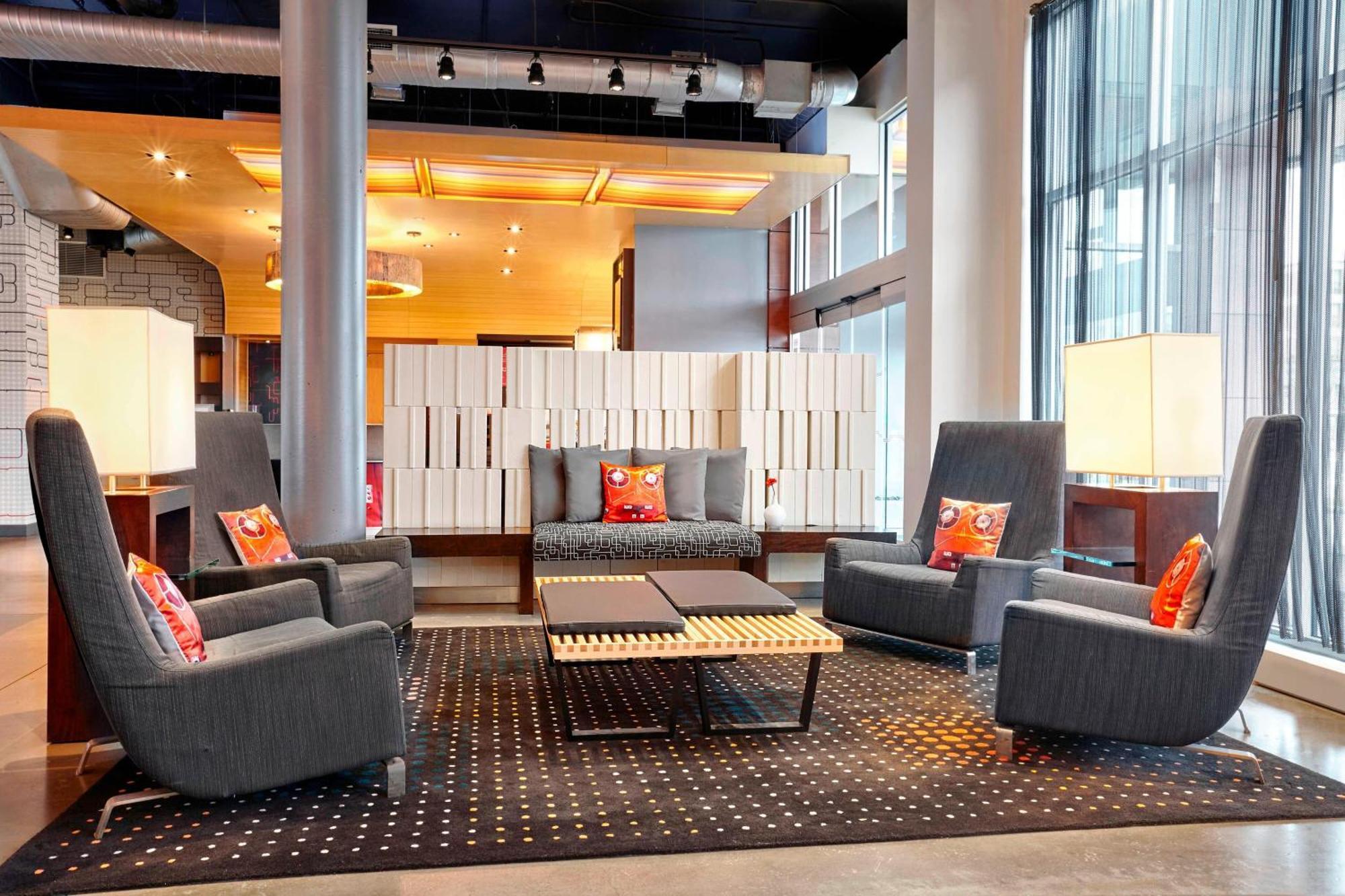 Hotel Aloft Montreal Airport 3*