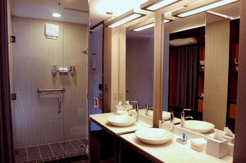 Hotel Aloft Montreal Airport 3*