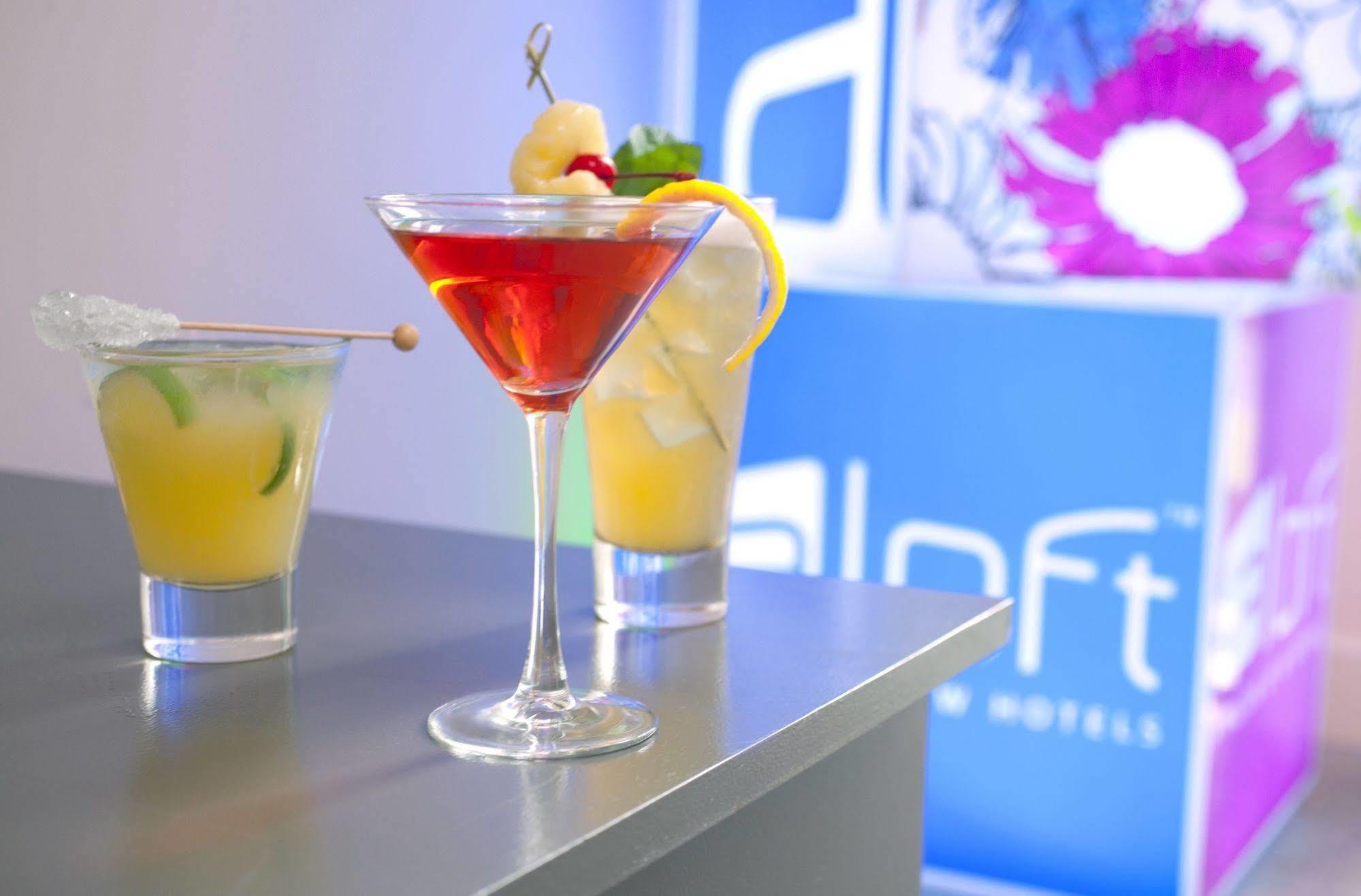 Hotel Aloft Montreal Airport 3*