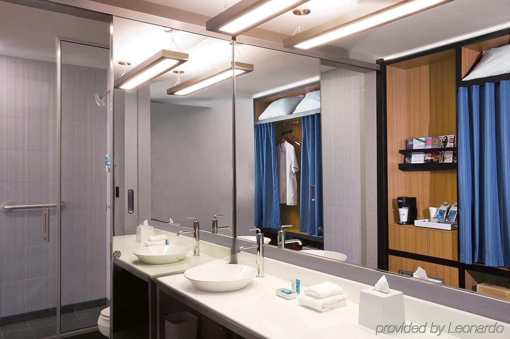 Aloft Airport 3*